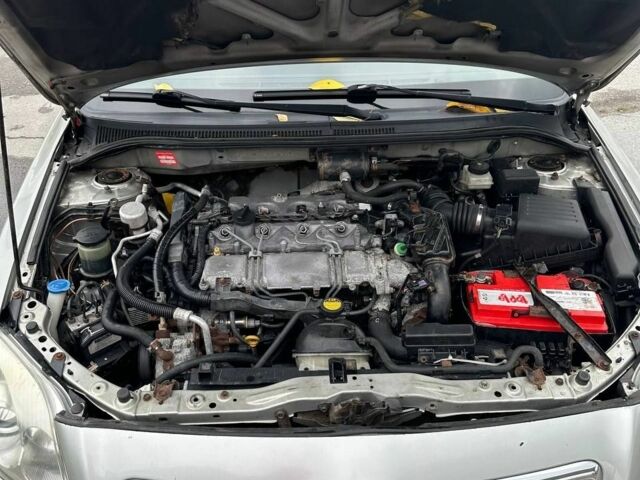 Серый Тойота Авенсис, объемом двигателя 2 л и пробегом 358 тыс. км за 2650 $, фото 6 на Automoto.ua