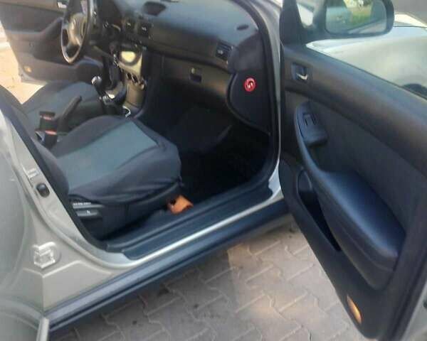 Серый Тойота Авенсис, объемом двигателя 2 л и пробегом 200 тыс. км за 5200 $, фото 12 на Automoto.ua