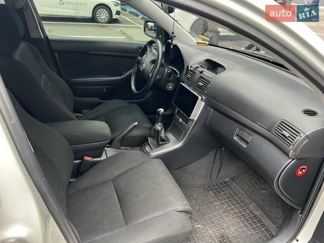 Серый Тойота Авенсис, объемом двигателя 1.8 л и пробегом 270 тыс. км за 5400 $, фото 7 на Automoto.ua