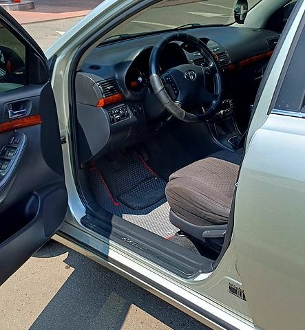 Серый Тойота Авенсис, объемом двигателя 2 л и пробегом 340 тыс. км за 6300 $, фото 3 на Automoto.ua
