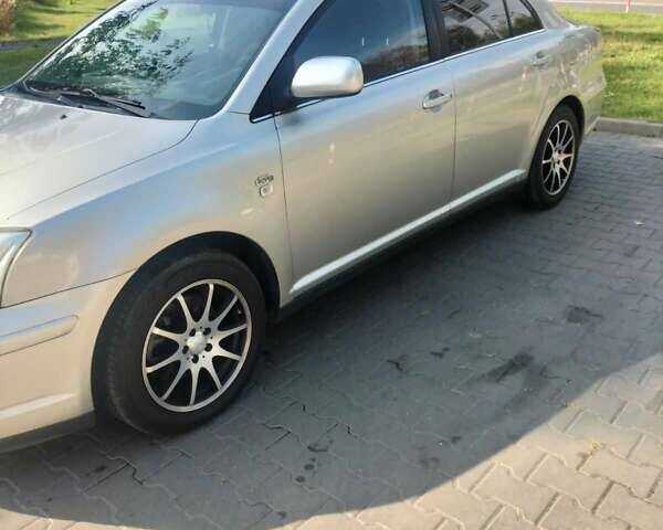 Серый Тойота Авенсис, объемом двигателя 2 л и пробегом 200 тыс. км за 5200 $, фото 1 на Automoto.ua