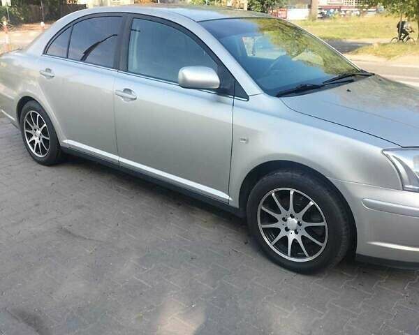 Серый Тойота Авенсис, объемом двигателя 2 л и пробегом 200 тыс. км за 5200 $, фото 2 на Automoto.ua