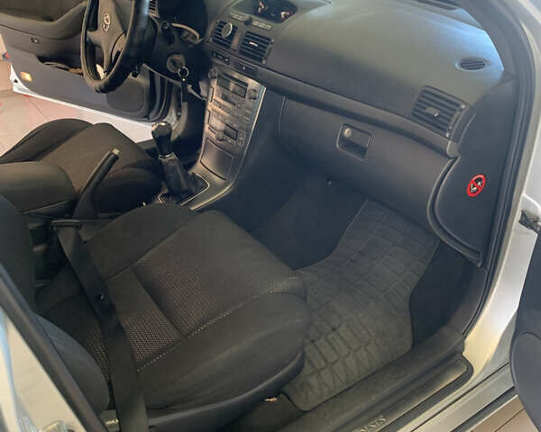 Серый Тойота Авенсис, объемом двигателя 2 л и пробегом 362 тыс. км за 6100 $, фото 8 на Automoto.ua