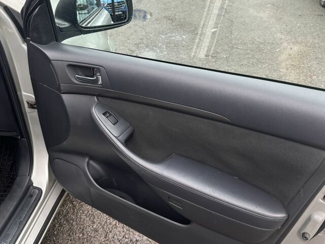 Серый Тойота Авенсис, объемом двигателя 2 л и пробегом 300 тыс. км за 2900 $, фото 11 на Automoto.ua