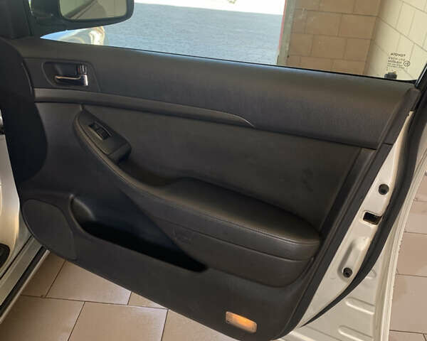 Серый Тойота Авенсис, объемом двигателя 2 л и пробегом 362 тыс. км за 6100 $, фото 9 на Automoto.ua