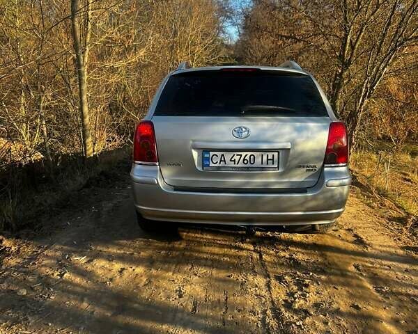 Серый Тойота Авенсис, объемом двигателя 2 л и пробегом 350 тыс. км за 4500 $, фото 3 на Automoto.ua