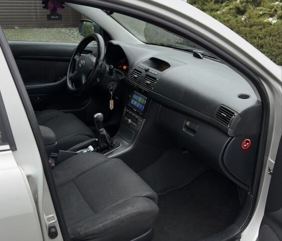 Серый Тойота Авенсис, объемом двигателя 2 л и пробегом 300 тыс. км за 3390 $, фото 8 на Automoto.ua