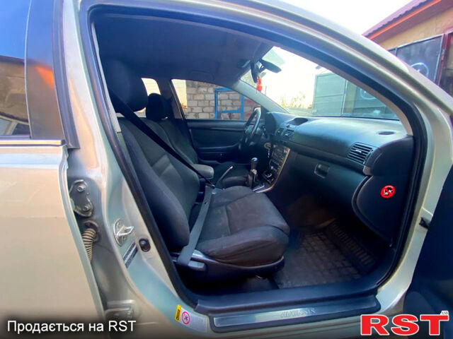 Серый Тойота Авенсис, объемом двигателя 2 л и пробегом 406 тыс. км за 4700 $, фото 5 на Automoto.ua