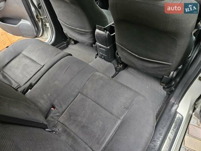 Серый Тойота Авенсис, объемом двигателя 2 л и пробегом 312 тыс. км за 4400 $, фото 22 на Automoto.ua