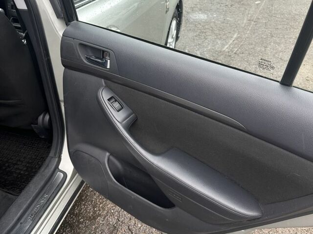 Серый Тойота Авенсис, объемом двигателя 2 л и пробегом 300 тыс. км за 2900 $, фото 16 на Automoto.ua