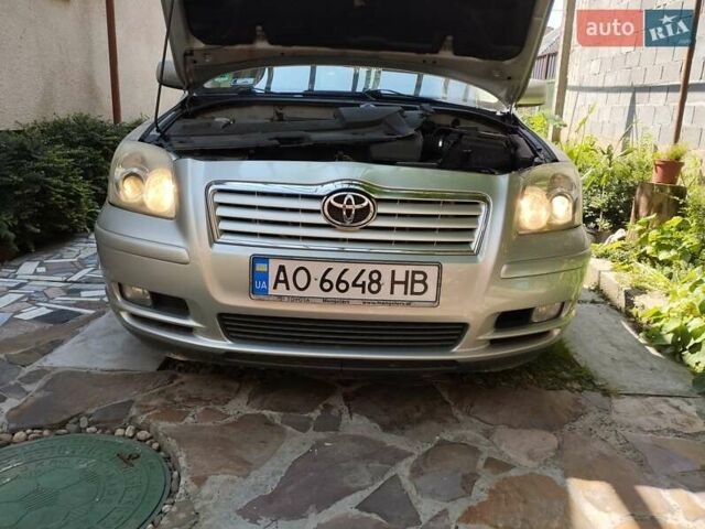 Серый Тойота Авенсис, объемом двигателя 2 л и пробегом 220 тыс. км за 7200 $, фото 2 на Automoto.ua
