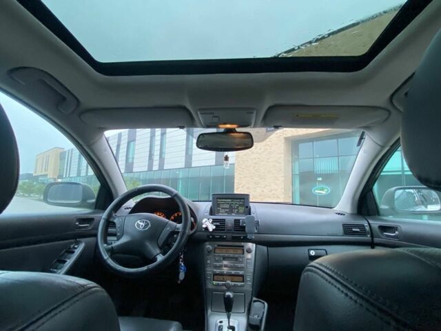 Серый Тойота Авенсис, объемом двигателя 2.4 л и пробегом 235 тыс. км за 6300 $, фото 7 на Automoto.ua