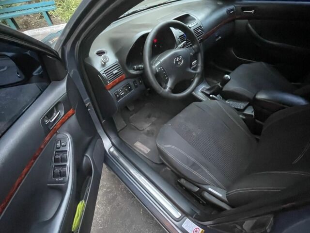 Серый Тойота Авенсис, объемом двигателя 2 л и пробегом 375 тыс. км за 4850 $, фото 5 на Automoto.ua