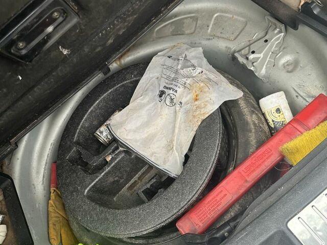 Серый Тойота Авенсис, объемом двигателя 2 л и пробегом 300 тыс. км за 2900 $, фото 10 на Automoto.ua