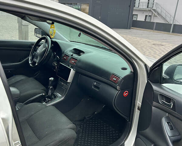 Сірий Тойота Авенсіс, об'ємом двигуна 2 л та пробігом 258 тис. км за 4950 $, фото 7 на Automoto.ua