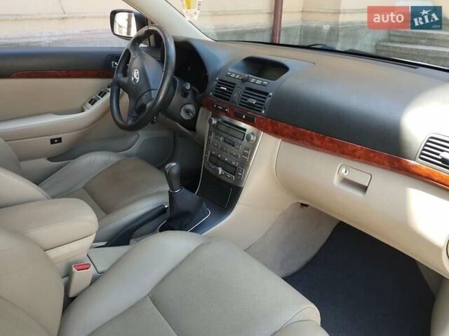 Серый Тойота Авенсис, объемом двигателя 2 л и пробегом 220 тыс. км за 7200 $, фото 11 на Automoto.ua