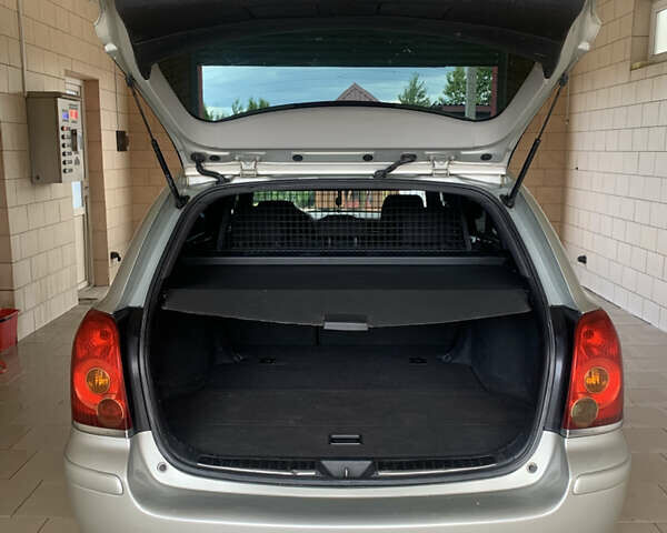 Серый Тойота Авенсис, объемом двигателя 2 л и пробегом 362 тыс. км за 6100 $, фото 5 на Automoto.ua