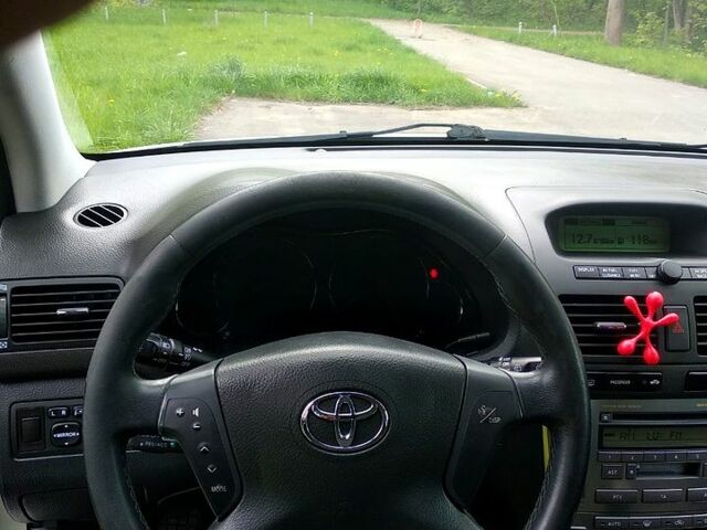 Серый Тойота Авенсис, объемом двигателя 1.8 л и пробегом 325 тыс. км за 4900 $, фото 2 на Automoto.ua