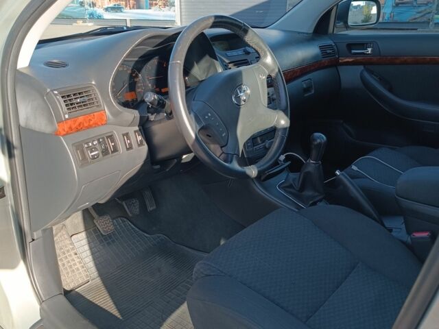 Серый Тойота Авенсис, объемом двигателя 2 л и пробегом 294 тыс. км за 5000 $, фото 4 на Automoto.ua