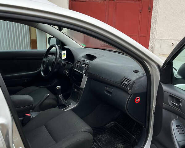 Серый Тойота Авенсис, объемом двигателя 1.79 л и пробегом 242 тыс. км за 6800 $, фото 22 на Automoto.ua