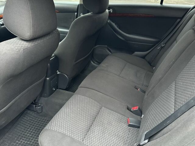 Серый Тойота Авенсис, объемом двигателя 2 л и пробегом 300 тыс. км за 3550 $, фото 9 на Automoto.ua