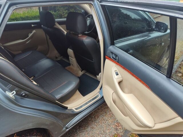 Серый Тойота Авенсис, объемом двигателя 2.2 л и пробегом 436 тыс. км за 4200 $, фото 6 на Automoto.ua