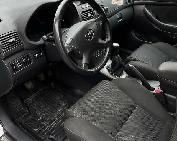 Серый Тойота Авенсис, объемом двигателя 1.79 л и пробегом 242 тыс. км за 6800 $, фото 16 на Automoto.ua