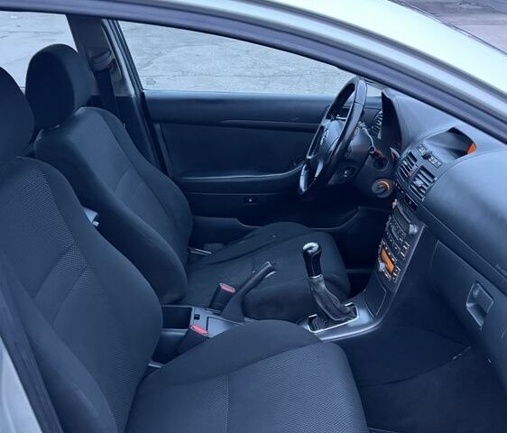 Серый Тойота Авенсис, объемом двигателя 2 л и пробегом 300 тыс. км за 2950 $, фото 17 на Automoto.ua