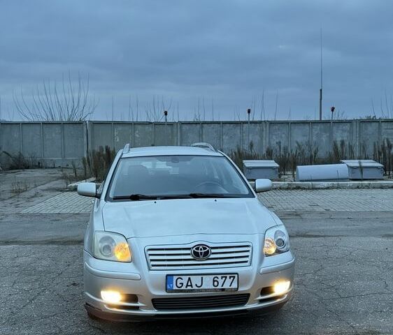 Серый Тойота Авенсис, объемом двигателя 2 л и пробегом 300 тыс. км за 2950 $, фото 1 на Automoto.ua