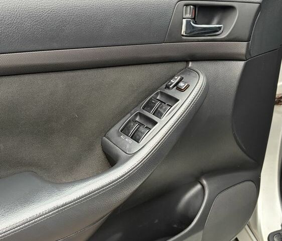 Серый Тойота Авенсис, объемом двигателя 2 л и пробегом 300 тыс. км за 3250 $, фото 10 на Automoto.ua