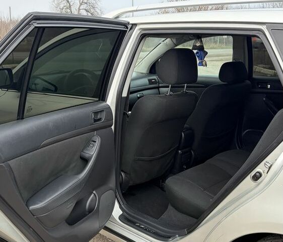 Серый Тойота Авенсис, объемом двигателя 2 л и пробегом 300 тыс. км за 3250 $, фото 17 на Automoto.ua