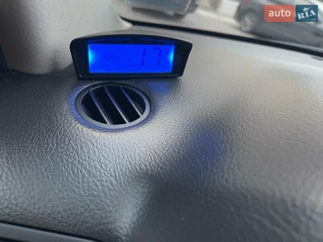 Серый Тойота Авенсис, объемом двигателя 1.79 л и пробегом 203 тыс. км за 7200 $, фото 13 на Automoto.ua