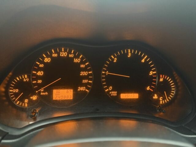 Серый Тойота Авенсис, объемом двигателя 2.2 л и пробегом 240 тыс. км за 4800 $, фото 4 на Automoto.ua