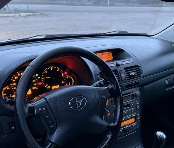 Серый Тойота Авенсис, объемом двигателя 2 л и пробегом 300 тыс. км за 2950 $, фото 9 на Automoto.ua