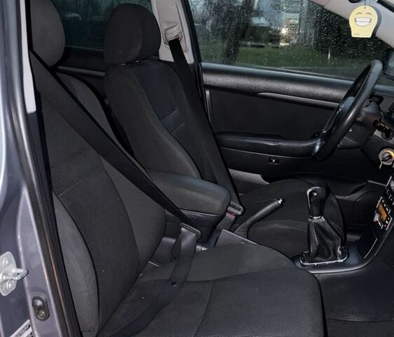 Серый Тойота Авенсис, объемом двигателя 2 л и пробегом 300 тыс. км за 3150 $, фото 12 на Automoto.ua