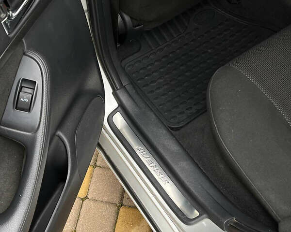 Серый Тойота Авенсис, объемом двигателя 1.79 л и пробегом 242 тыс. км за 6800 $, фото 15 на Automoto.ua