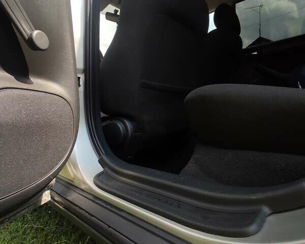 Сірий Тойота Авенсіс, об'ємом двигуна 2 л та пробігом 308 тис. км за 6500 $, фото 2 на Automoto.ua