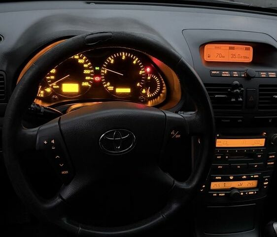 Серый Тойота Авенсис, объемом двигателя 2 л и пробегом 300 тыс. км за 3150 $, фото 10 на Automoto.ua