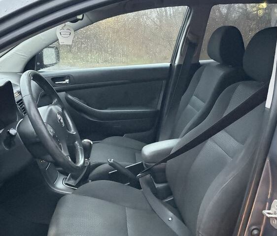 Серый Тойота Авенсис, объемом двигателя 2 л и пробегом 300 тыс. км за 3150 $, фото 9 на Automoto.ua