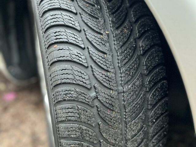 Серый Тойота Авенсис, объемом двигателя 2 л и пробегом 336 тыс. км за 2600 $, фото 9 на Automoto.ua