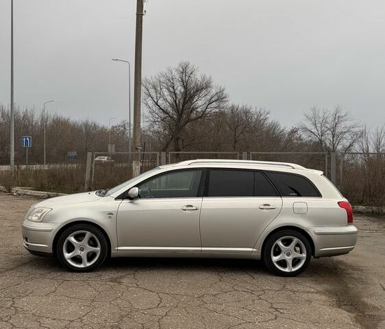 Серый Тойота Авенсис, объемом двигателя 2 л и пробегом 300 тыс. км за 3250 $, фото 4 на Automoto.ua