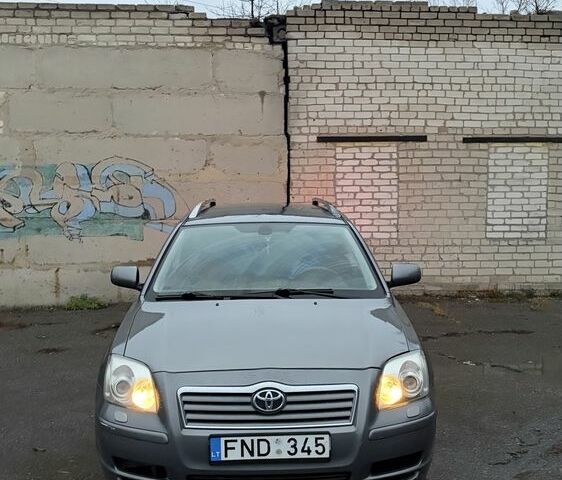 Серый Тойота Авенсис, объемом двигателя 2 л и пробегом 300 тыс. км за 3150 $, фото 1 на Automoto.ua