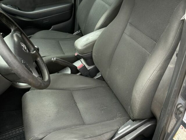 Серый Тойота Авенсис, объемом двигателя 2 л и пробегом 300 тыс. км за 3250 $, фото 12 на Automoto.ua