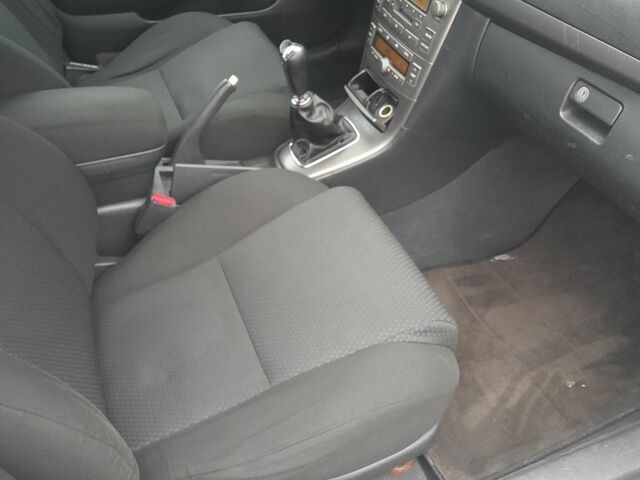 Серый Тойота Авенсис, объемом двигателя 2 л и пробегом 300 тыс. км за 2550 $, фото 18 на Automoto.ua