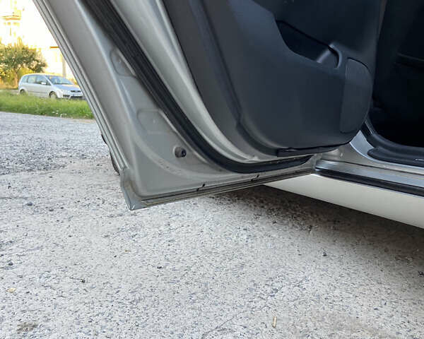 Серый Тойота Авенсис, объемом двигателя 2.23 л и пробегом 306 тыс. км за 5200 $, фото 14 на Automoto.ua