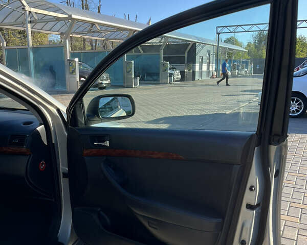 Сірий Тойота Авенсіс, об'ємом двигуна 1.8 л та пробігом 265 тис. км за 5999 $, фото 16 на Automoto.ua