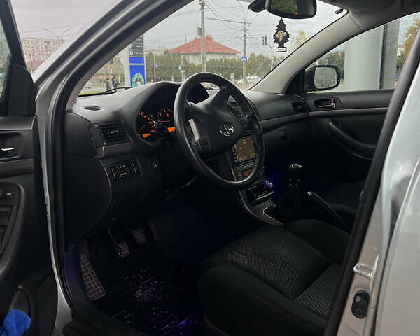 Серый Тойота Авенсис, объемом двигателя 2.2 л и пробегом 201 тыс. км за 7250 $, фото 7 на Automoto.ua