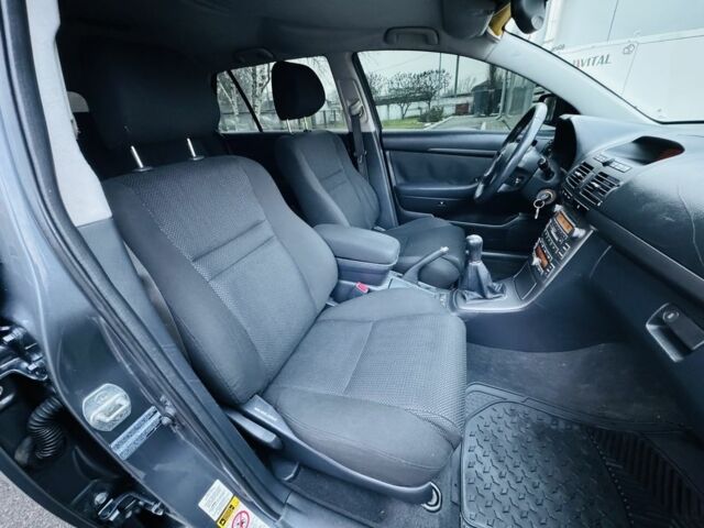 Серый Тойота Авенсис, объемом двигателя 2 л и пробегом 231 тыс. км за 2950 $, фото 13 на Automoto.ua
