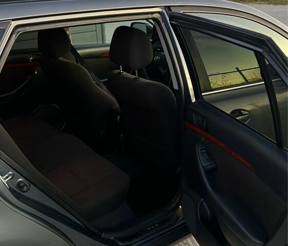 Серый Тойота Авенсис, объемом двигателя 2.2 л и пробегом 280 тыс. км за 2800 $, фото 5 на Automoto.ua