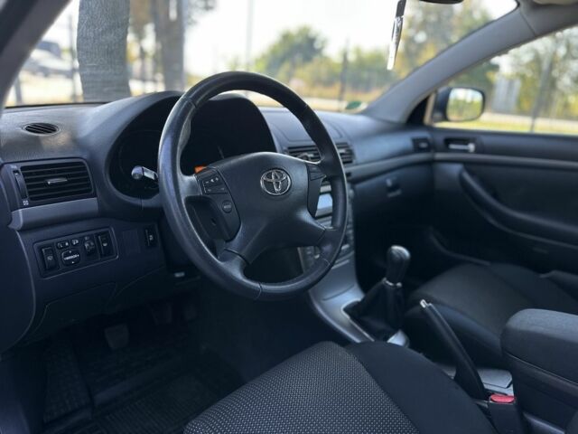 Серый Тойота Авенсис, объемом двигателя 1.8 л и пробегом 219 тыс. км за 7000 $, фото 5 на Automoto.ua